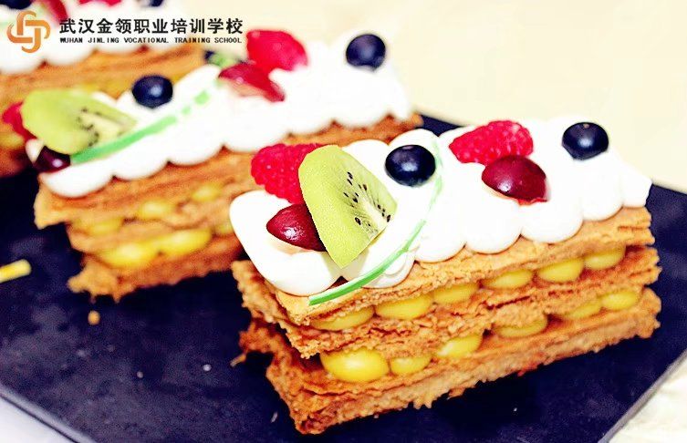 初夏的颜色勾勒在五月的天空 天暖和了 亲爱的 2017年快过半了 平淡忙碌小半年 似乎不能再等 该好好学点什么丰盈自己了 四月不回头 五月不将就 你在五月种下因 在九十月会结下果 #法式甜点班#美味不毕业,青春不散场,两周学习,收获满满,圆满结业。结业不是结束而是新的章节开始。。。祝愿同学们的甜点之路甜蜜启航!想跟下期班的童鞋们速度约起来! #法式甜点# 【歌剧院蛋糕 opera cake】歌剧院蛋糕(法文:Opéra),是一款法国传统糕点,名字来源于巴黎歌剧院。由杏仁味的海绵蛋糕、巧克
