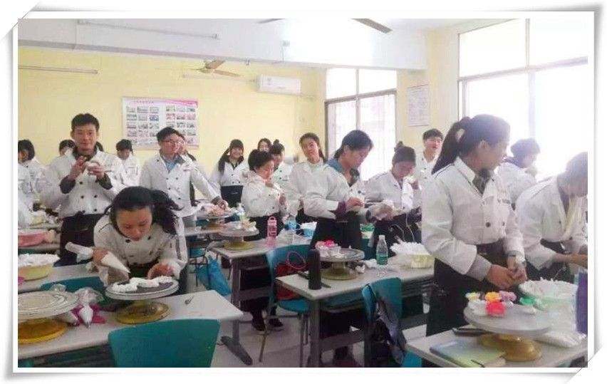  在樱花中盛开的金领蛋糕厨师培训学校
